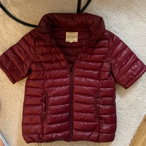 Sjukt snygg vinröd vårjacka🌟 - Säljer nu min sjukt snygga vinröda jacka som är perfekt nu till våren, skriv till mig för prisförslag och fler bilder💕Skriv till mig innan ni trycker på Köp nu💕