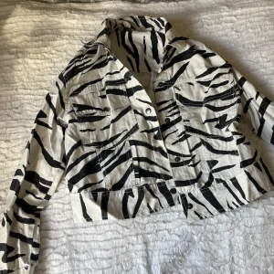Jeansjacka  - Aldrig använd, från Gina Tricot. 