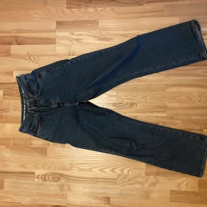 Jeans - Säljer dessa jeans från bikbok. Bra skick, bra kvalite, inte mycket använda. Skriv för fler bilder eller frågor 💕