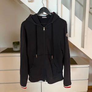 Moncler Zip Hoodie  - Moncler Zip Hoodie Maglia Cardigan i färg navy, storlek L men sitter som en M och köpt från NK, nypris 5200kr, kvitto finns. Pris kan diskuteras vid snabb affär