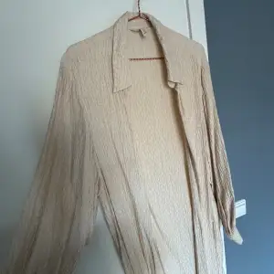 Maxilång skjortklänning från HM, nypris 699kr Storlek M