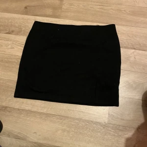 Kjol - Svart kort kjol med en slits från lager 157.