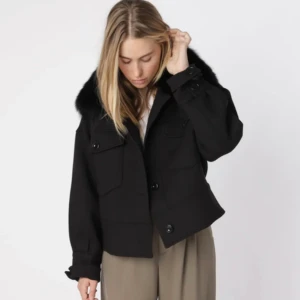 Meotine kappa - Kappa från Meotine. Den är endast använd några gånger och har inga tecken på användning. Den ser helt ny ut. Köptes i december men började använda den i Mars pågrund av det kalla vädret ❤️