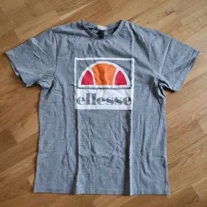 Neutral grå Ellesse T-shirt, storlek L, i fint skick. Svarar på alla frågor 😊🌼