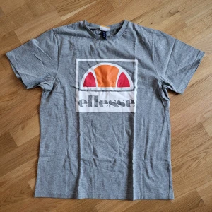 Ellesse grå T-shirt - Neutral grå Ellesse T-shirt, storlek L, i fint skick. Svarar på alla frågor 😊🌼