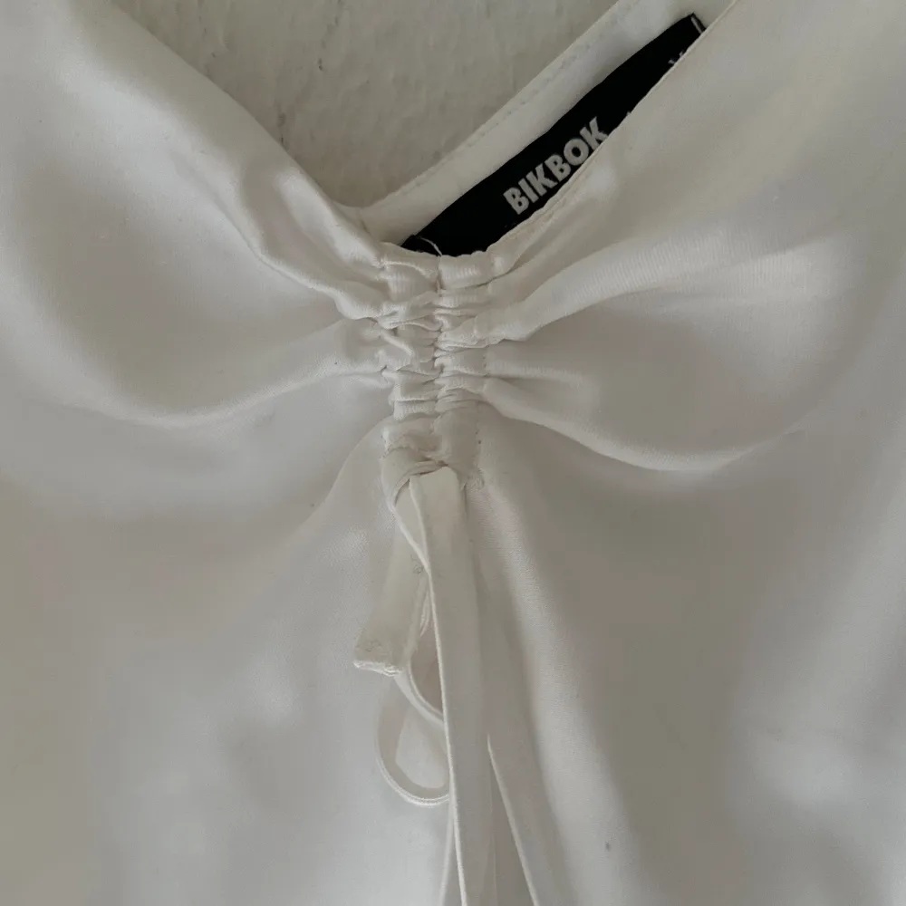 Säljer denna söta sammets klänning från Bikbok med knytning🤗 jättegullig klänning som endast använts en gång🥰 Skriv för fler bilder🤗. Klänningar.