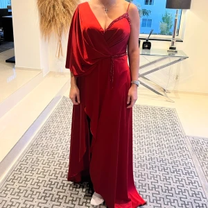 Röd långklänning  - Röd långklänning i storlek 40, aldrig använt. 