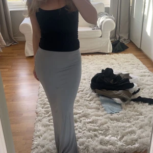 Lång kjol - Grå lång kjol som inte kommer till använding. Har en liten defekt men inget som man anmärker på💖