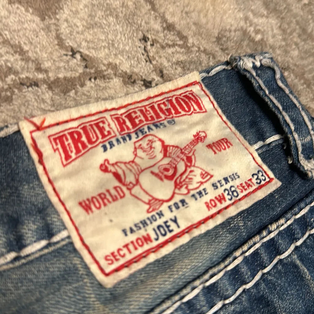 Säljer dessa skitcoola baggy true religion jeans, De är unisex och har inga defekter Kolla gärna in min profil för liknande byxor 💕🙏 . Jeans & Byxor.