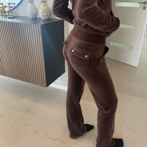  Juicy Couture - Säljer då den ej kommer till andvändning längre är i nytt skick, byxorna är i xxs men passar xs 💕