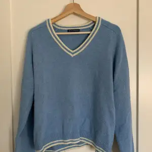 Mysig, avslappnad tjock stickad tröja i ljusblått och vit från Brandy Melville. Den är i bra skick, endast använd 1-2 gånger och är one size.  Ursprungligt pris: 36$ (US-dollar) Obs: köparen står för frakten! Säljer mer Brandy kläder på min profil! 