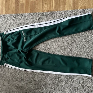 Palm Angels Byxor - Size M, 10/10 finns inga märken. Köpta av Wearthehype.