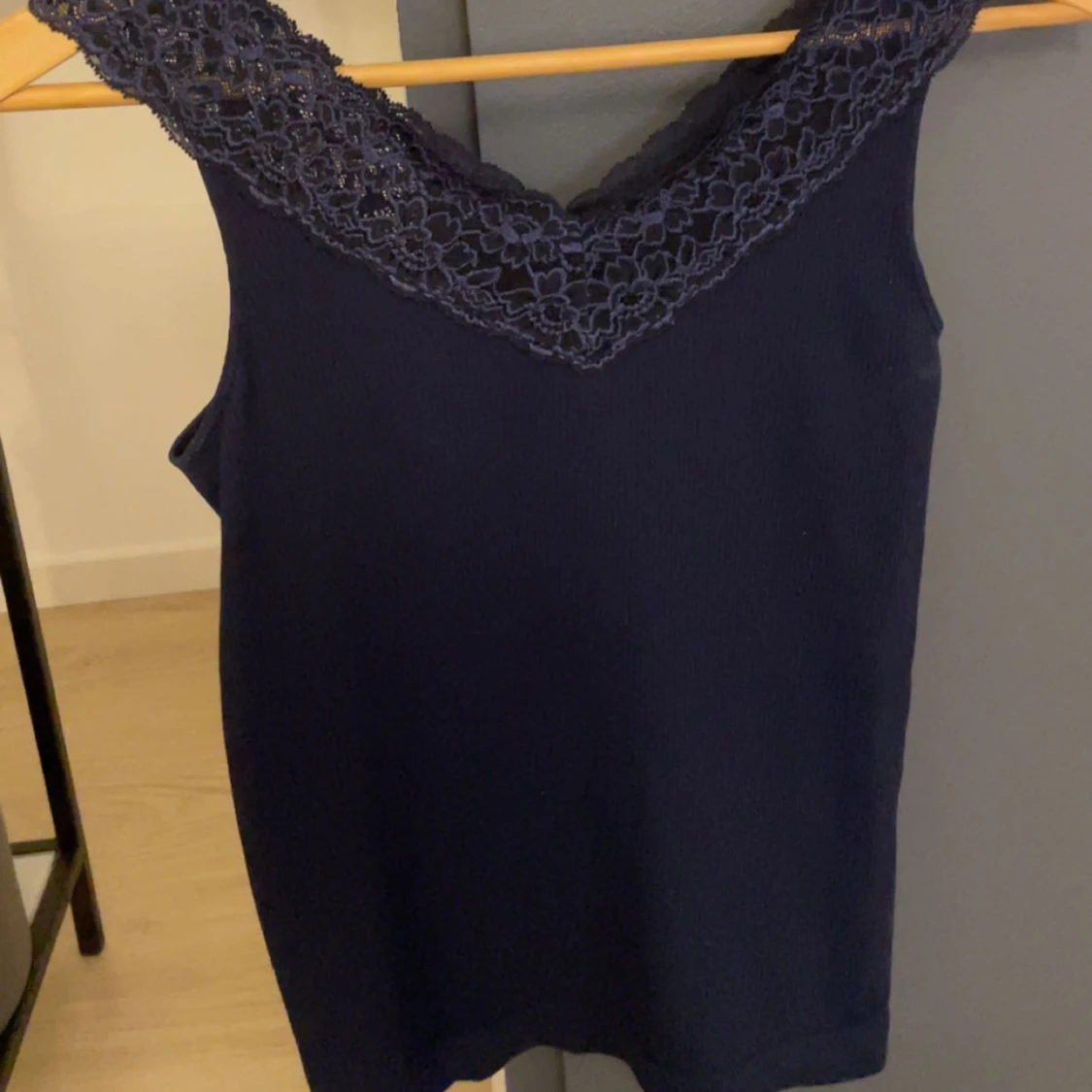 Marinblått spetslinne