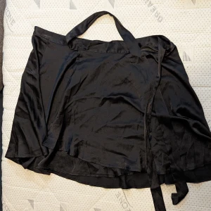 Omlottkjol  - Omlottkjol i satin från shein. Storlek L men justerbar tack vare att den knyts.