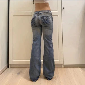 lågmidjade bootcut jeans💕 - midja 40 cm rakt över o innerben 83 cm ja e 170 för referens💕defektfria!