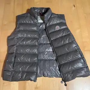 Hej! Jag säljer min Moncler Ghany Down Gilet väst, salu pga används ej. Köpt hos johnells för 8215 kr. Västen är i mycket bra skick, har tagit hand om västen. Size 4 passar en M/L. Vid frågor kontakta mig. Pris går att diskutera snabb affär. (ÄKTA)