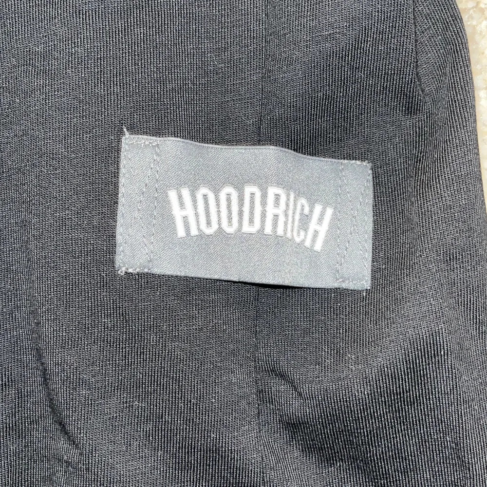 Säljer en t-shirt från Hoodrich  i storlek XS knappt använd cirka 1-3 gånger bra skick 9-10 . T-shirts.