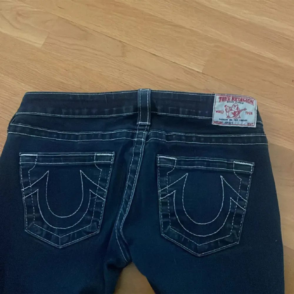 Skitsnygga true religion jeans i jättebra skick🤗. Jeans & Byxor.