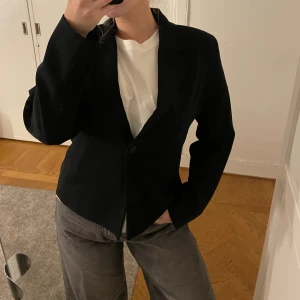 Basic kavaj  - Helt ”vanlig” svart kavaj! I väldigt bra skick😍