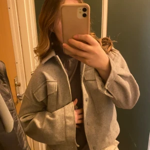 Vårjacka -grå - 💛Grå vårig jacka köpt för något år sedan på veromoda, men bara legat i garderoben(suck)  💛Lagom tjock, kortare men stor i storleken, man kan alltså ha en tjocktröja under