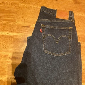501 Levis Jeans  - 💛Klassiska 501or köpta på carlings  💛Färgen är lite blåare irl💙 💛Säljer pga storleken ej passar snyggt på mig längre 💛Jeansen är ”standard straight” i passformen midwaist 💛Köpt på damavdelningen men skulle nog även passa unisex