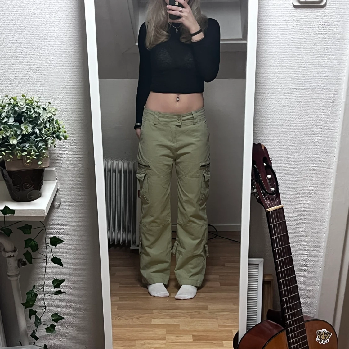 Lågmidjade militärgröna cargo byxor - 91