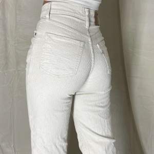Snygga vita manchester jeans! Fin kvalitet!