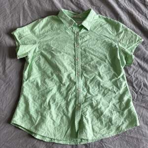 Superfin och somrig skjorta från Tommy hilfiger!! Köpt på Beyond retro!! Använder aldrig!! 🫶