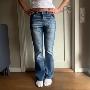 Säljer mina favoritjeans då de är för korta (är 172) de är lågmidjade och utsvängda🥰 Midja 27 längd 32