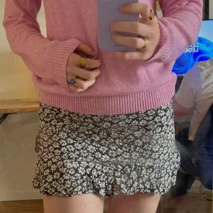 Söt kjol - Säljer denna blommiga söta korta kjol med fina knytningar på sidan från pull&bear eftersom den är för liten för mig. Skulle rekommendera denna för någon som är kort. Den är i storlek S och har inga defekter. Hör av er vid intresse eller funderingar!🌟
