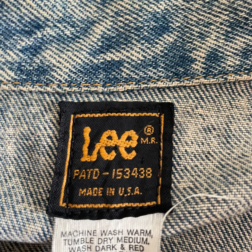 Jättefin jeansjacka från lee, med sliten look!! Den är köpt på beyond retro i Malmö!! Säljer pga kommer aldrig till användning!! 🫶. Jackor.