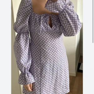 Lila klänning  - Som ny köpt för ett bra tag sedan. Bra skick 