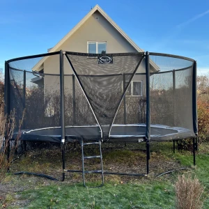 Studsmatta (Trampolin Super Orbit Oval) - Jag säljer dehär studsmattan för 3 500, vi kan prata om andra priser.  Den är 4,9 x 3,3 meter. Inkluderat skyddsnät och stege. Mattan är i väldigt bra skick, men nätet har 2 hål. Köpt 2018 för 10 000. 