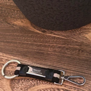Bally nyckelring  - Nyskick (10/10) aldrig använd. Nypris: 1500kr. Äkta. För mer information eller bilder så är det bara att höra av// MVH Axel 