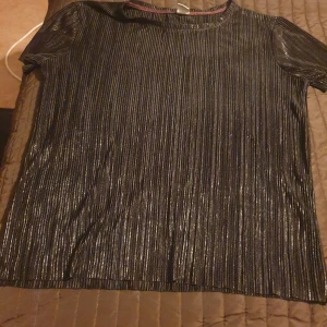 Finthirt - Glansig barn thirt. Bra skick.