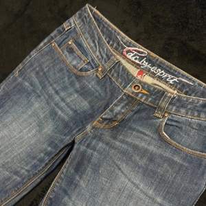 Lågmidjade jeans från Esprit🫶🏽 Säljer då de är lite för stora Innerbenslängden är 84.5cm och midjemåttet är 36,5cm (Tänk på att de är lågmidjade så därför blir midjemåttet lite längre ner på midjan än på vanliga  byxor🥰)  Har inga bilder på