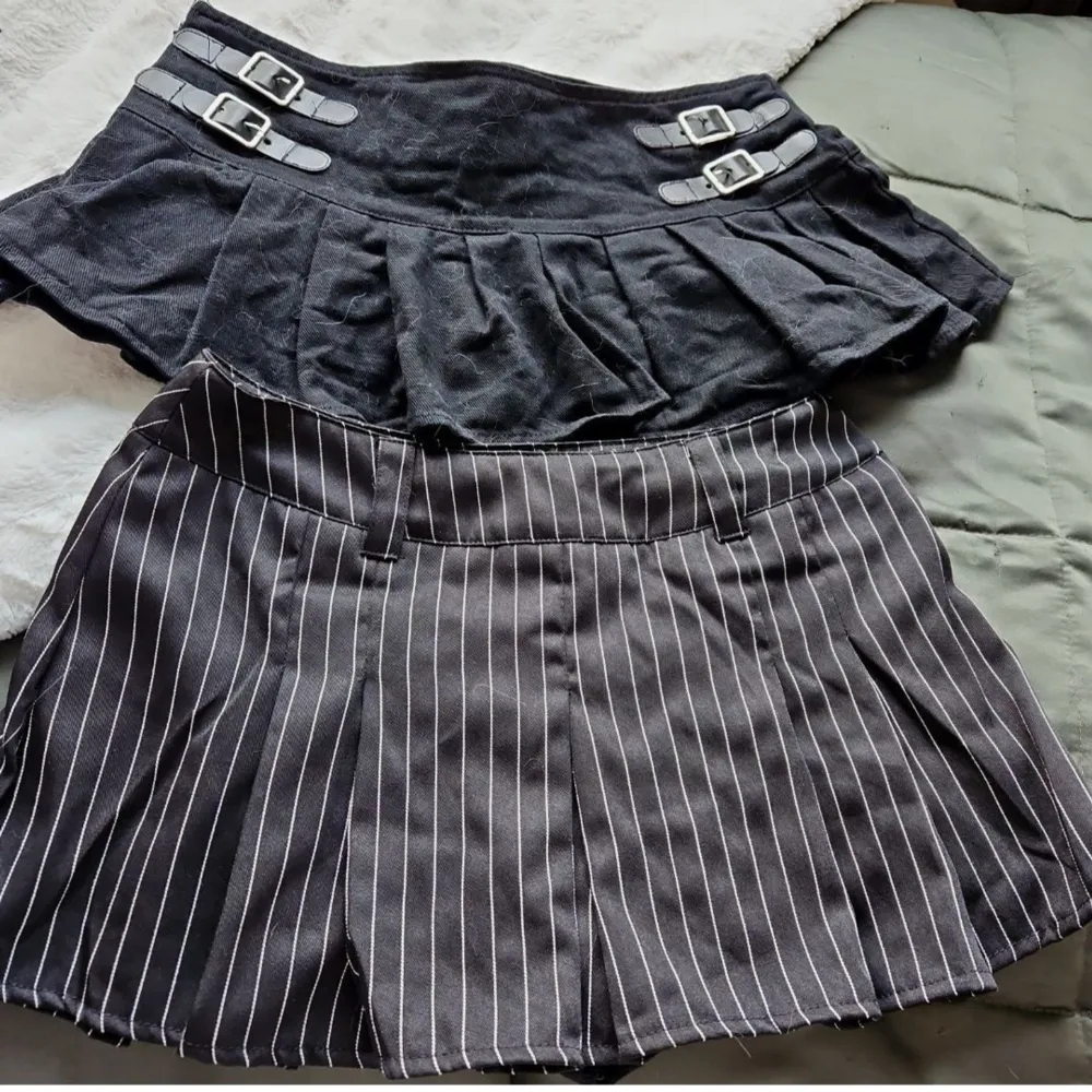 Två stycken mini skirts, fint skick, båda har inbyggda shorts under, den randiga kan man ha skärp i om man vill, dragkedja på sidan av båda, båda är strl S. . Kjolar.
