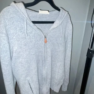 Kashmir zip hoodie  - Tja säljer nu min Kashmir zip hoodie som är ifrån märket sayless. Den är i storlek S men är liten i storleken så passar XS. Den är i bra skick 9/10. Skriv för mer information