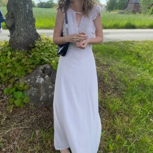 Balklänning  - Säljer nu min balklänning. Den är gammaldags rosa och har en jätte fin rygg 💗🤩 Köpt från Nelly och använt 1 gång 💗Skriv för fler bilder 