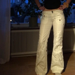 Vita byxor  - Vita Lågmidjade och utsvängda byxor! Helt nya och oanvända, dem är i ett tunnare matrial så perfekta nu inför sommaren!💕