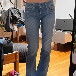 Super fina lågmidjade jeans!!💘 endast använda 3-4 gånger💞strl 36 men också 34💗Köpta på vinted men säljer eftersom de inte kommer till använding💗 de är uppsprättade längst ner på benen💗 💗köpare står för frakt💗bilderna är från tjejen jag köpte av💞