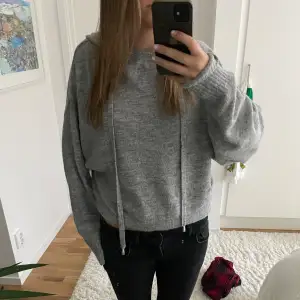 Stickad hoodie från HM, jag brukar ha xs och den är lite stor på mig. Skriv om ni är intresserade💕