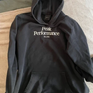 Peak performance hoodie - Jätte snygg peak performance hoddie som är i bra skick och har inga skador! 170 i storleken