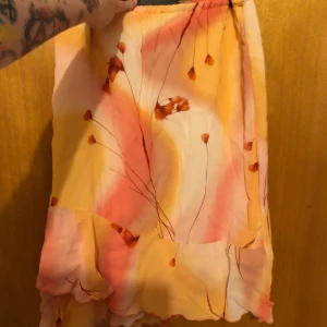 Söt kjol - Midjan 33cm utsträckt 43cm