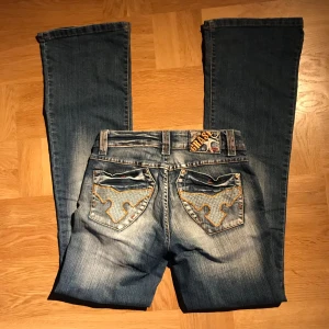 bootcut jeans  - jätte söta bootcut jeans med detaljer på fickorna! Har tyvärr inga bilder hur dem sitter på på grund av att dem är något för små för mig i midjan.   Midjemått rakt över = 35 cm Innerbenslängd= 84 cm 💕