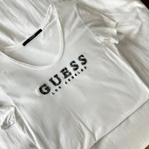 Guess topp - Guess tshirt i small som inte finns att köpa mer. Alla paljetter sitter kvar och det är nyskick ❤️