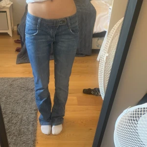 Lågmidjade jeans - Lågmidjade bootcut jeans i jeansblå färg