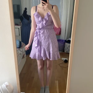Klänning - En jätte fin lila sommar klänning! Inga skadpr och knappt använd, säljer billigt för att bli av med 🫶💕