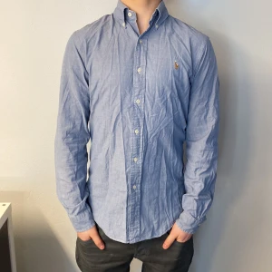 Ralph lauren skjorta - Ralph lauren skjorta i väldigt bra skick. Storlek S passar 175-180 Modellen är 175, hör av er vid frågor