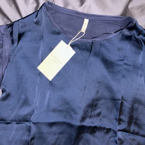 Oanvänd silkes t shirt - Så snygg och lyxig marinblå silkes t shirt! Oanvänd med prislappen kvar på!